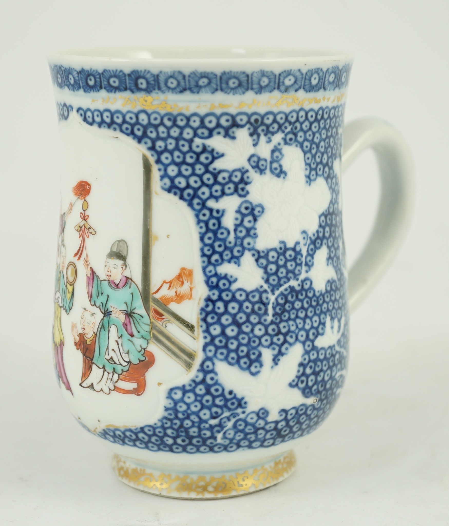 An 18th century Chinese export famille rose mug, 11.5cm